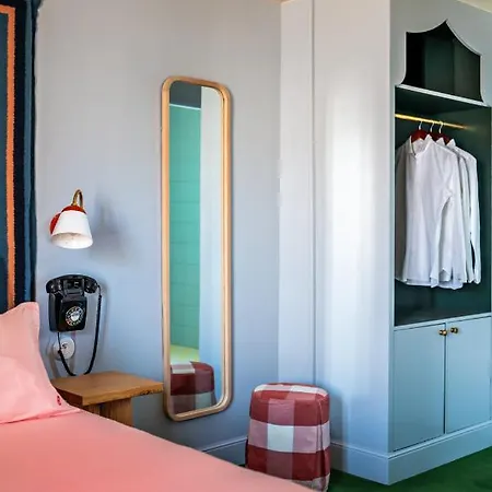 De La Boetie 4*