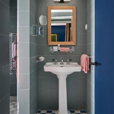 De La Boetie 4*